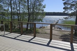 Saunarannasta pääsee uimaan myös laiturilta. Saunarannasta pääsee uimaan myös laiturilta.