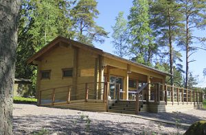 Saunan kuistille johtaa leveä ramppi. Saunan kuistille johtaa leveä ramppi.