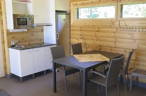 Saunatupaan voi tilata pienen tarjoilun keittiöstä. Saunatupaan voi tilata pienen tarjoilun keittiöstä.